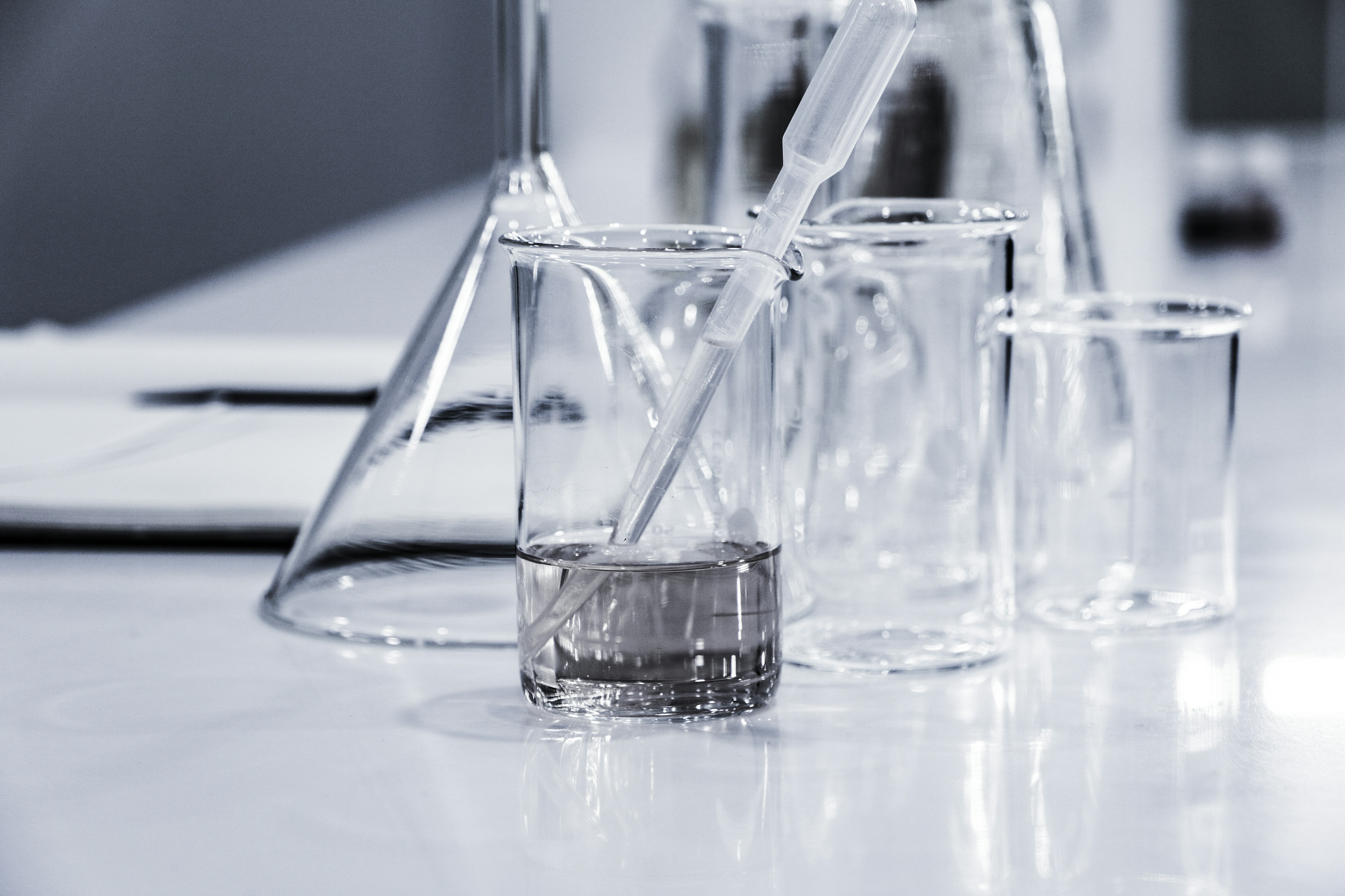 Polyethylene Glycol 400: tuaslagóir ceimiceach ilfheidhmeach